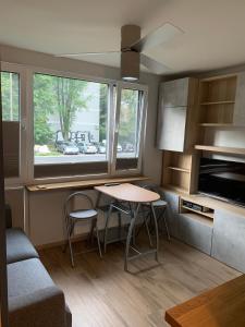 uma pequena cozinha com uma mesa e uma janela em Pole Mokotowskie Apartament em Varsóvia