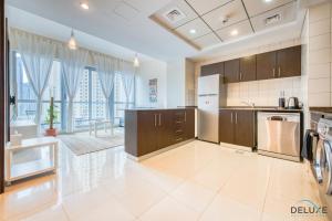 Kuchyň nebo kuchyňský kout v ubytování Pristine 1BR in Bay Central Dubai Marina by Deluxe Holiday Homes