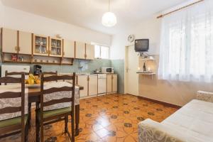 una cucina con tavolo e una sala da pranzo di Apartments with a parking space Fazana - 18334 a Fažana