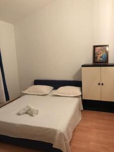 1 dormitorio pequeño con 1 cama con 2 almohadas en Apartments with a parking space Katuni, Zagora - 18344, en Šestanovac