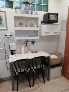 una mesa con dos sillas y una cafetera en ella en Rooms with WiFi Rijeka - 18278 en Rijeka