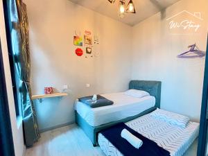 um pequeno quarto com duas camas em WiStay 4-5PAX Premium Apartment KK City Center em Kota Kinabalu