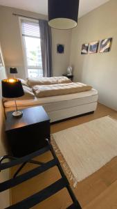 Un dormitorio con una cama, un escritorio y una silla. en City Center (2bedroom/1bath/Balcony) Sørenga, en Oslo 23 fotos más