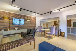 een woonkamer met een bank en een tafel bij San Lameer Villa 2809 - 3 Bedroom Classic - 6 pax - San Lameer Rental Agency in Southbroom