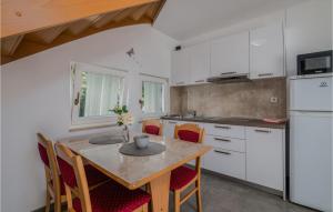 Kuchyňa alebo kuchynka v ubytovaní 1 Bedroom Awesome Apartment In Baska