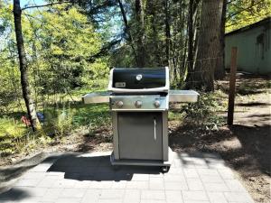 un barbecue posto in cima a un patio di PA West Side Paradise a Port Angeles