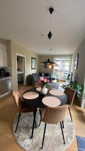 Una sala de estar con mesa de comedor y sillas. en City Center (2bedroom/1bath/Balcony) Sørenga, en Oslo