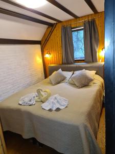 1 dormitorio con 1 cama con 2 toallas en Lovely house till 6 p. near Amsterdam, Sea, en Opmeer