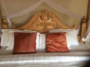 Tempat tidur dalam kamar di Rift Valley Game Lodge Rubirizi