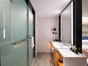 Ванная комната в Hampton by Hilton Guangzhou Tianhe Sports Center-Free Shuttle Bus to Exhibition During Canton Fair Period