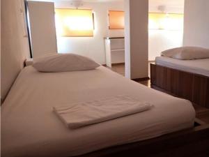sypialnia z 2 łóżkami z białą pościelą w obiekcie Apartment Zrinka in Starigrad Paklenica with terrace and seaview-ex TUI w mieście Starigrad-Paklenica