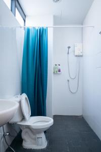 T3 TWO Bedrooms WIFI Full kitchen 1 min to BTS في بانكوك: حمام مع مرحاض وستارة دش زرقاء