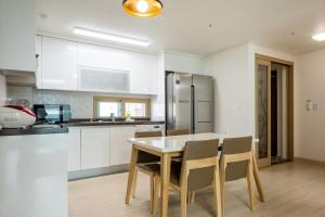 Кухня або міні-кухня у JS Residence Hotel Okpo