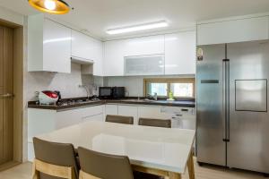 Кухня або міні-кухня у JS Residence Hotel Okpo