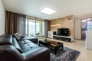 Телевізор і / або розважальний центр в JS Residence Hotel Okpo