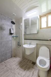 ein Bad mit einem WC und einem Waschbecken in der Unterkunft JS Residence Hotel Okpo in Geoje