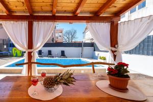 Bazén v ubytování Family friendly house with a swimming pool Sukosan, Zadar - 17965 nebo v jeho okolí