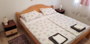 - une chambre avec un lit et 2 oreillers dans l'établissement Apartments with a parking space Vir - 18407, à Vir