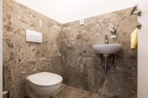 bagno con servizi igienici e lavandino di Apartments by the sea Mali Losinj, Losinj - 18406 a Mali Lošinj (Lussinpiccolo)