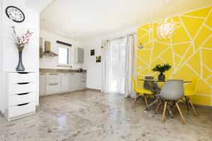 Kuchyň nebo kuchyňský kout v ubytování Apartments by the sea Mali Losinj, Losinj - 18406