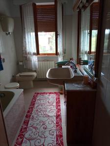トゥオーロ・スル・トラジメーノにあるCasa vacanze Tuoroのバスルーム(洗面台、トイレ、バスタブ、シンク付)