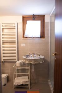 y baño con lavabo y espejo. en Villa Cerasiello, en Bracigliano