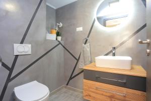 Koupelna v ubytování Apartments by the sea Igrane, Makarska - 18405 + 33 fotografií