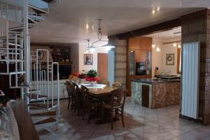 cocina y comedor con mesa y sillas en Villa Cerasiello, en Bracigliano