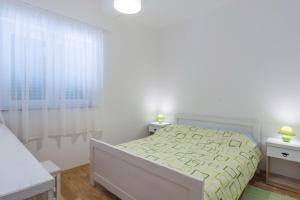 Łóżko lub łóżka w pokoju w obiekcie Apartments by the sea Simuni, Pag - 18386