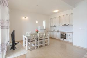Kuchnia lub aneks kuchenny w obiekcie Apartments by the sea Simuni, Pag - 18386