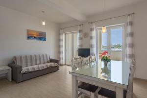 Telewizja i/lub zestaw kina domowego w obiekcie Apartments by the sea Simuni, Pag - 18386