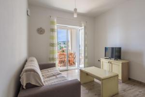 Telewizja i/lub zestaw kina domowego w obiekcie Apartments by the sea Simuni, Pag - 18386