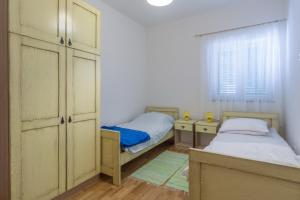 Łóżko lub łóżka w pokoju w obiekcie Apartments by the sea Simuni, Pag - 18386