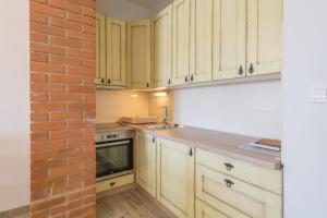 Kuchnia lub aneks kuchenny w obiekcie Apartments by the sea Simuni, Pag - 18386