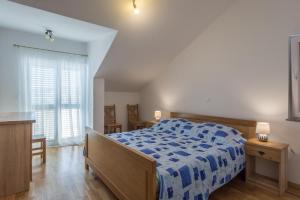 Łóżko lub łóżka w pokoju w obiekcie Apartments by the sea Simuni, Pag - 18386