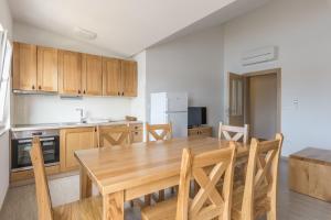 Kuchnia lub aneks kuchenny w obiekcie Apartments by the sea Simuni, Pag - 18386