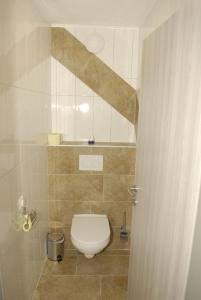 - Baño con aseo en una habitación en Ferienwohnung bon WAB, en Hallstatt 43 fotos más