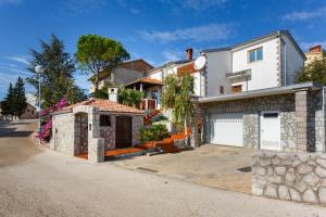 Fotografia z galérie ubytovania Apartments with a parking space Krk - 18446 v destinácii Krk