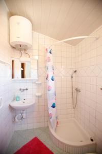 Kúpeľňa v ubytovaní Apartments by the sea Vir - 18451 + 19 fotografií