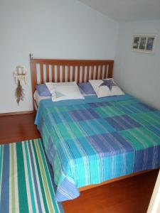 - une chambre avec un lit et une couette à rayures dans l'établissement Holiday house with a parking space Pisak, Omis - 18432, à Mimice