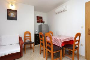 ein kleines Zimmer mit einem Tisch und Stühlen und einem Bett in der Unterkunft Apartments by the sea Zivogosce - Porat, Makarska - 18218 in Igrane + 26 Fotos