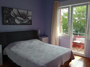 sypialnia z łóżkiem i dużym oknem w obiekcie Rooms by the sea Moscenicka Draga, Opatija - 18473 w mieście Mošćenička Draga