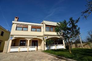Fotografia z galérie ubytovania Apartments with a parking space Vir - 18511 vo Viry