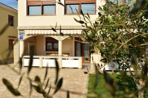 Fotografia z galérie ubytovania Apartments with a parking space Vir - 18511 vo Viry