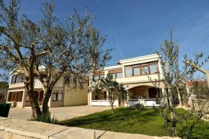 Fotografia z galérie ubytovania Apartments with a parking space Vir - 18511 vo Viry