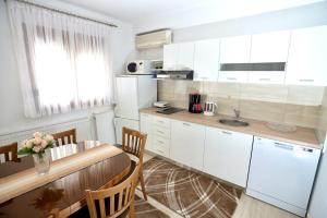 Fotografia z galérie ubytovania Apartments with a parking space Vir - 18511 vo Viry