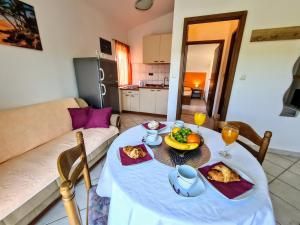 Fotografia z galérie ubytovania Apartments by the sea Slatine, Ciovo - 18481 v Slatine