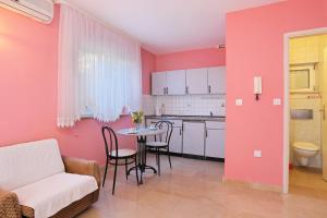 Kuchyňa alebo kuchynka v ubytovaní Apartments with a parking space Marusici, Omis - 18497 + 27 fotografií