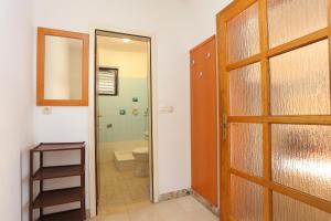 Kúpeľňa v ubytovaní Apartments with a parking space Brela, Makarska - 18495 + 32 fotografií