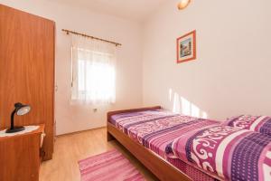 Posteľ alebo postele v izbe v ubytovaní Apartments by the sea Vir - 18516